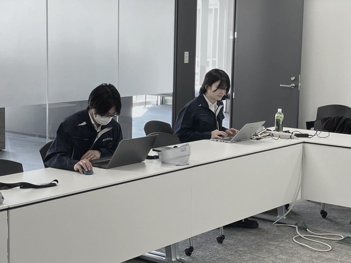ノートPCで点群データを処理する社員2名